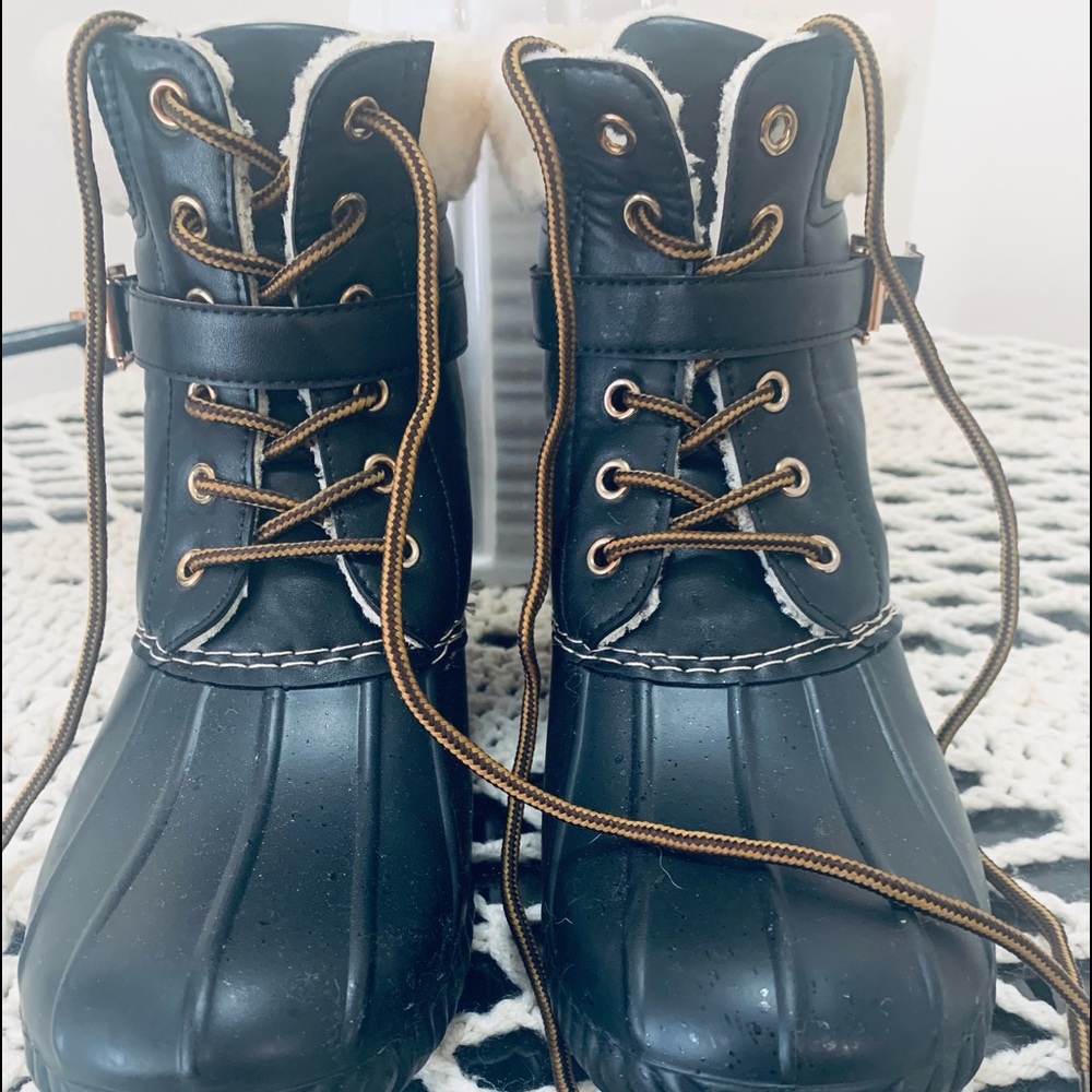 Winter boots for rain or snow. Lightweight has fur lining